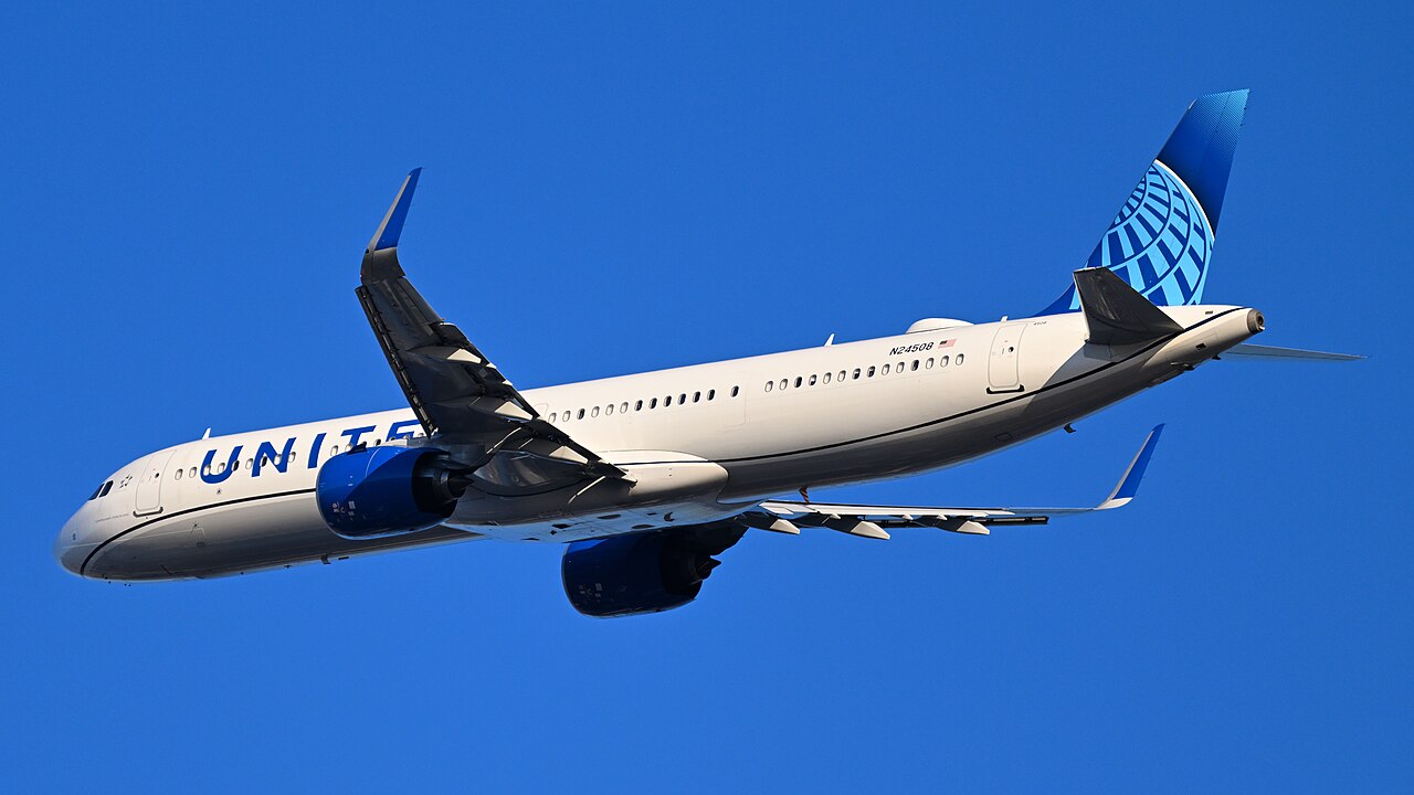 United Airlines Flight UA2100 New York-Chicago Declares Emergency