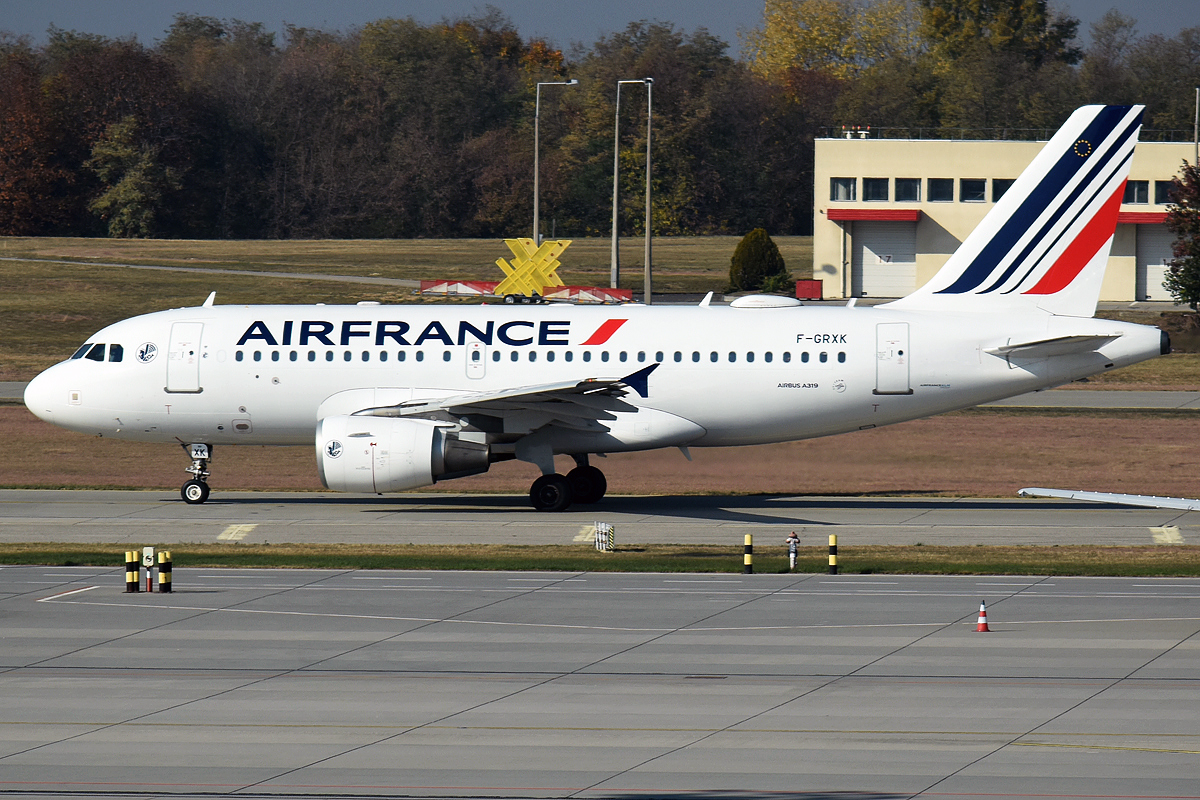 In the last few moments, Air France flight AF6122 bound for Toulouse made an emergency landing in Paris Orly.