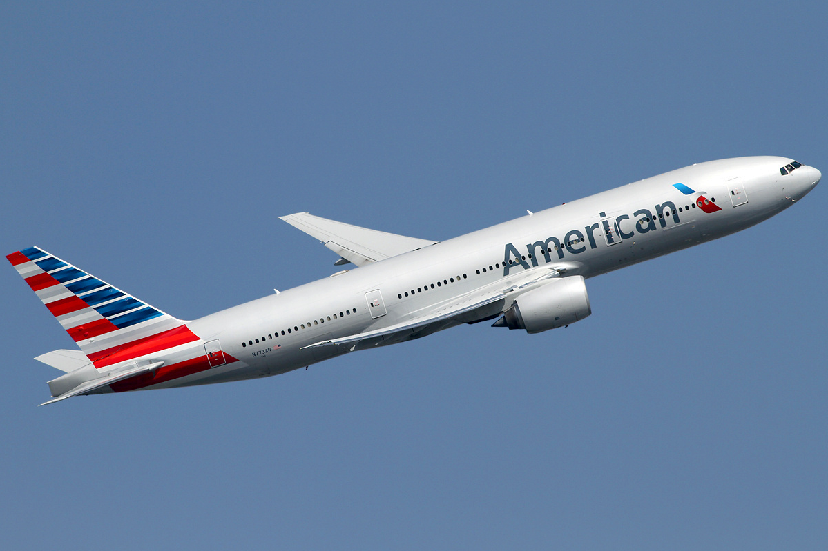 American Airlines AA83 returned to Los Angeles after a lavatory water leak, prompting a safe diversion and aircraft swap for the long‑haul flight.
