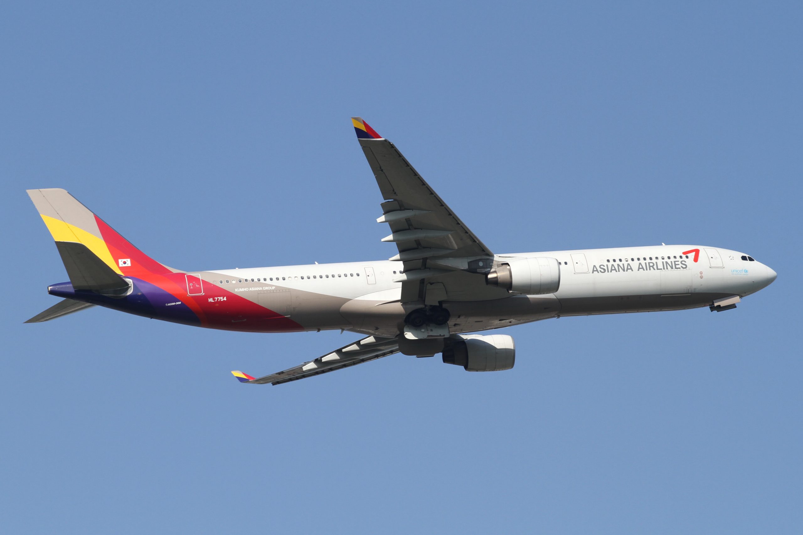 Passenger Injured on Asiana Airlines Flight from Seoul to Hong Kong