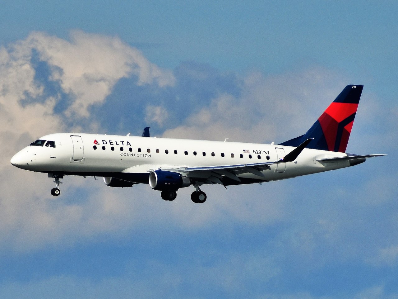 Delta Connection E175 Pasco-Salt Lake City Declares Emergency