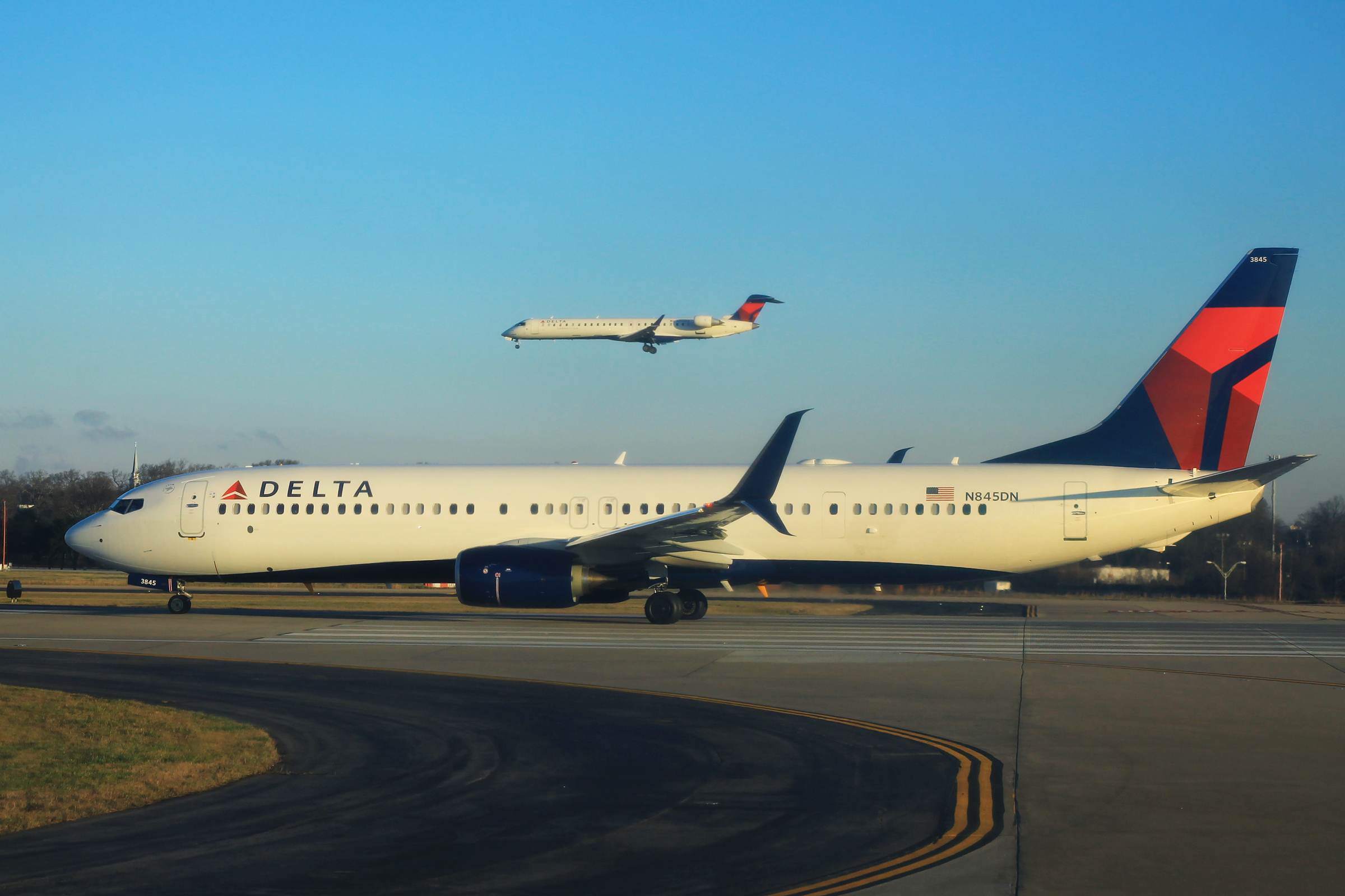 A Delta Air Lines service from Savannah to Atlanta experienced a significant engine malfunction shortly after takeoff on the evening of 22 February 2026.