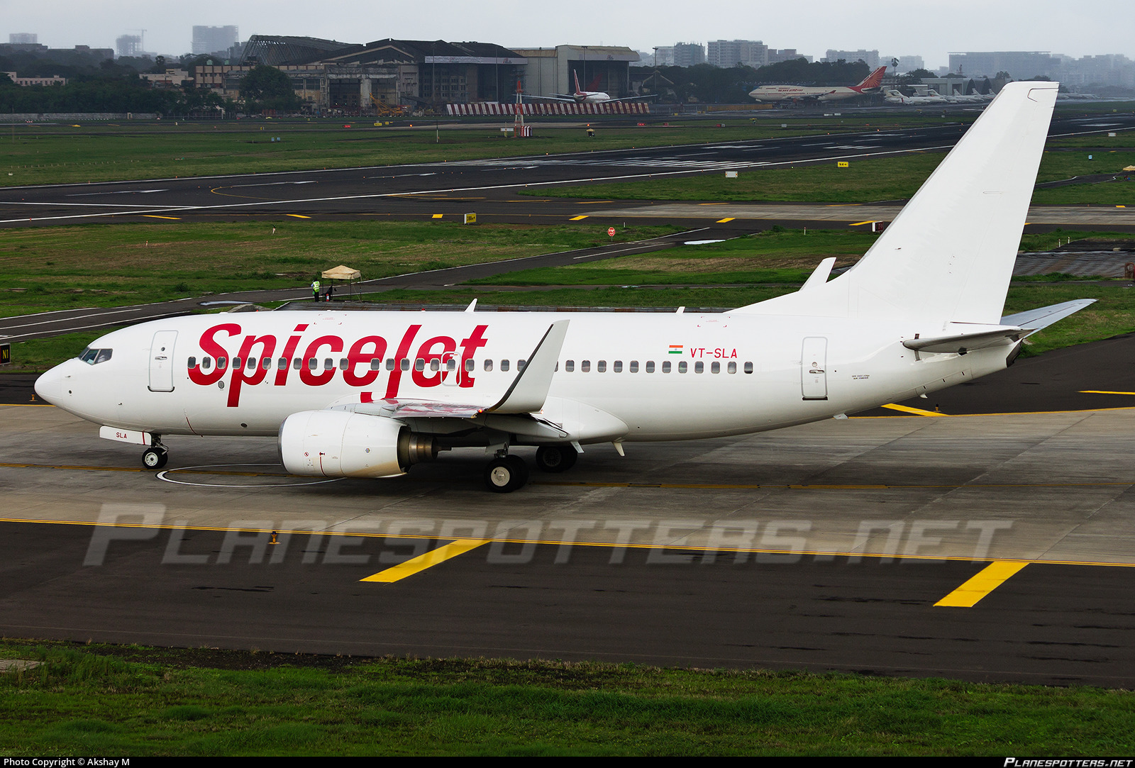 SpiceJet flight SG121 was forced to return to Delhi Indira Gandhi International Airport shortly after departure following a failure of its number two engine.