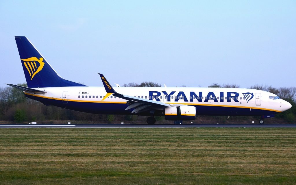 Ryanair faces scrutiny after bailiffs in Austria boarded a Mallorca‑bound jet in Linz and placed a seizure notice over an unpaid €890 compensation debt.