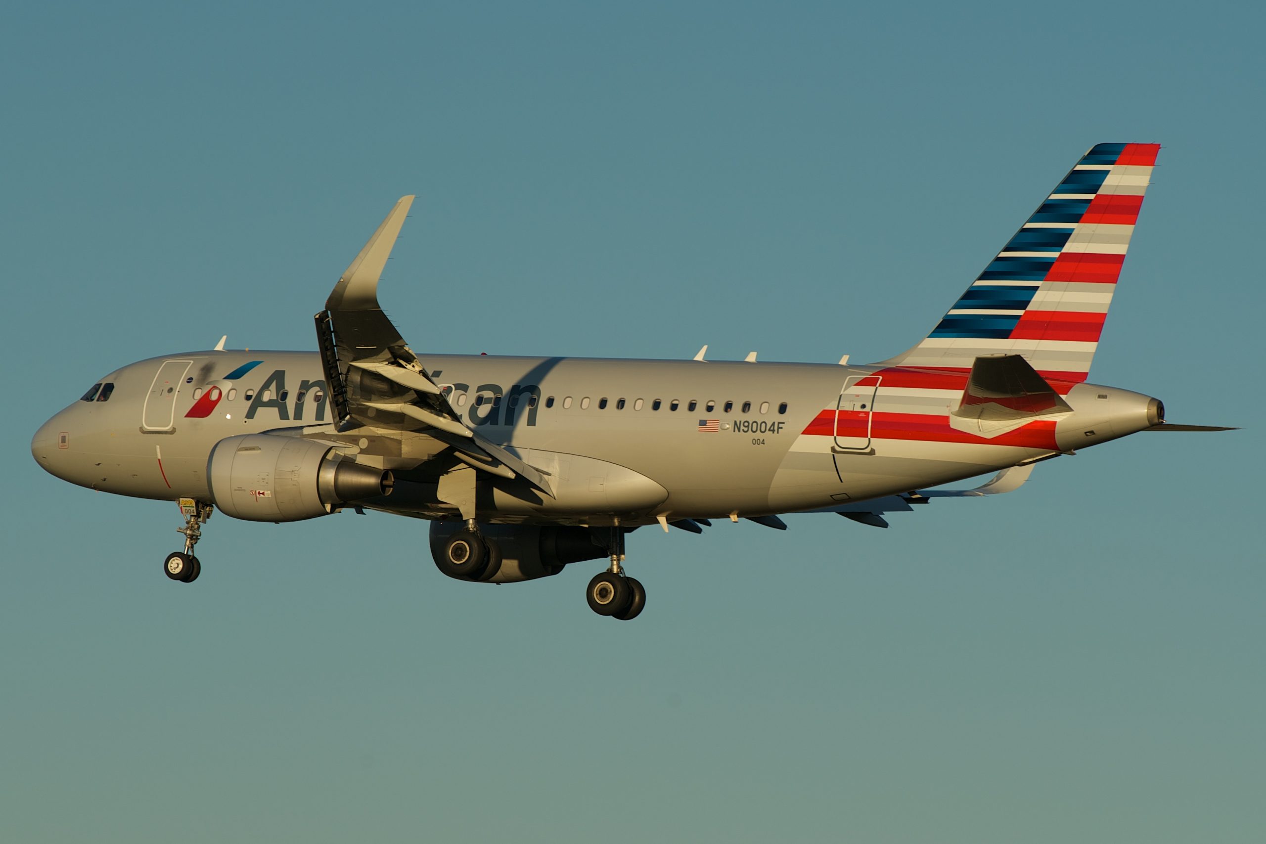 American Airlines Flight Chicago-Boston Declares Emergency