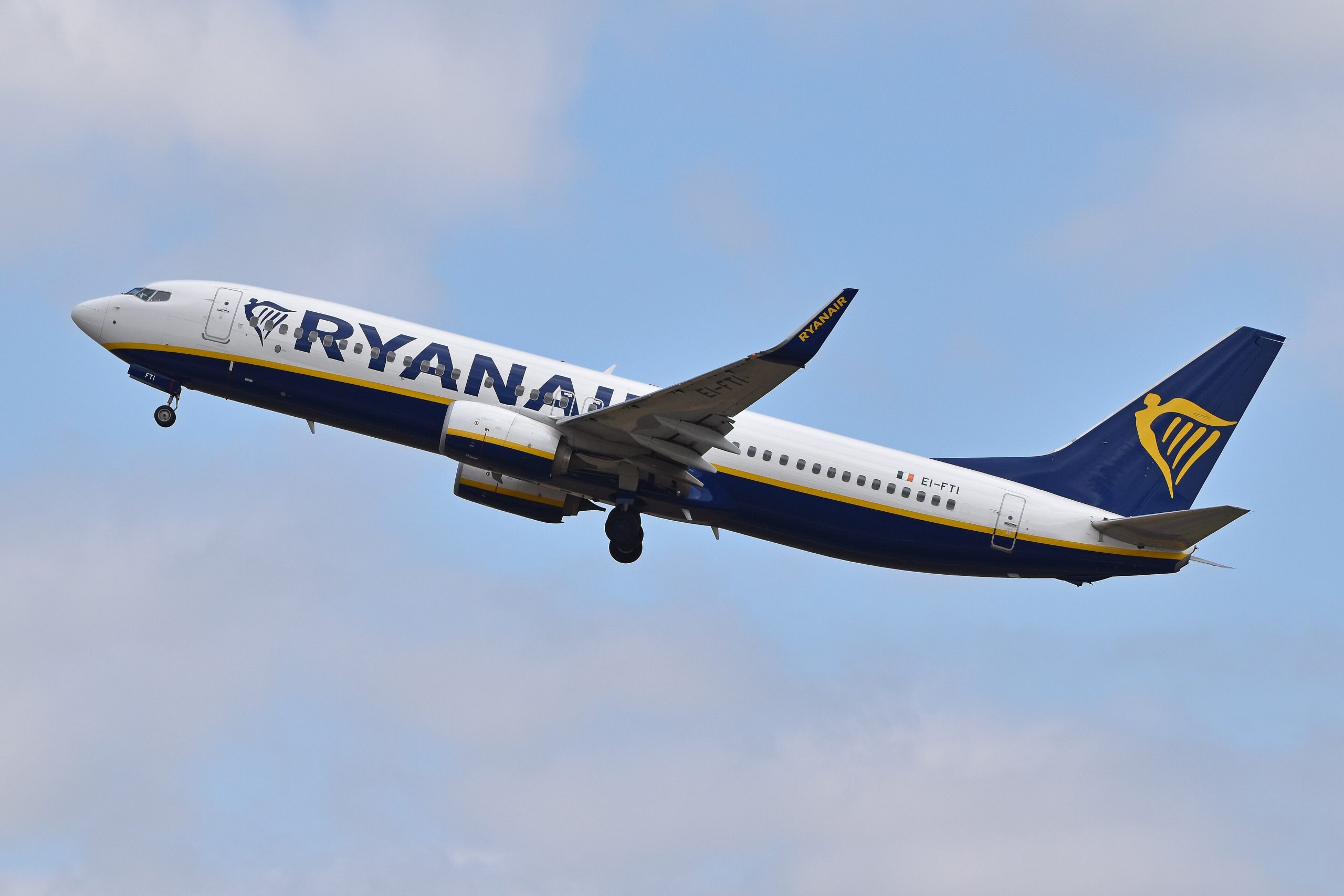 Ryanair Flight FR7665 Warsaw-Leeds Declares Emergency