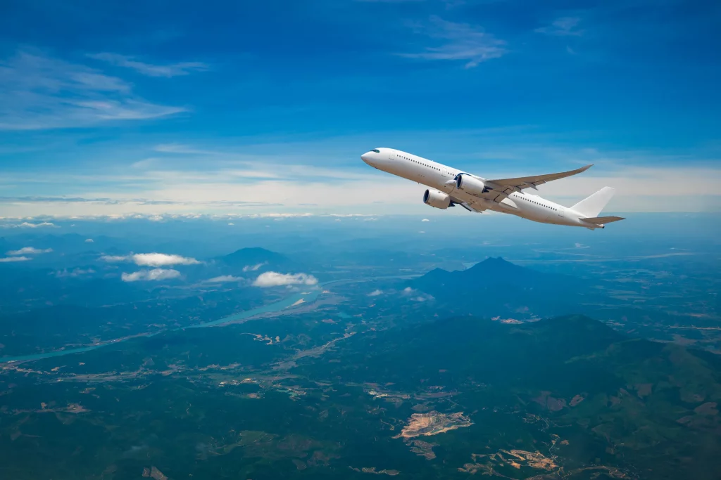 Discover the complete guide to aircraft emergency procedures — from squawk codes 7500, 7600 and 7700 to pilot protocols and the safety of modern air travel.