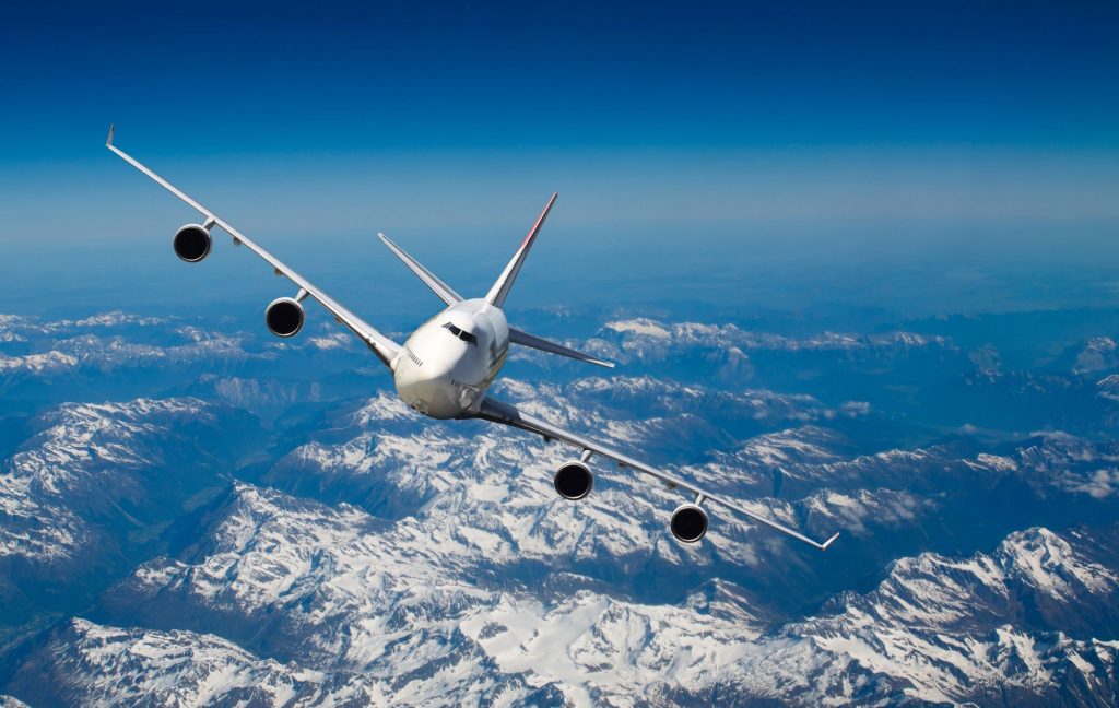 Discover the complete guide to aircraft emergency procedures — from squawk codes 7500, 7600 and 7700 to pilot protocols and the safety of modern air travel.