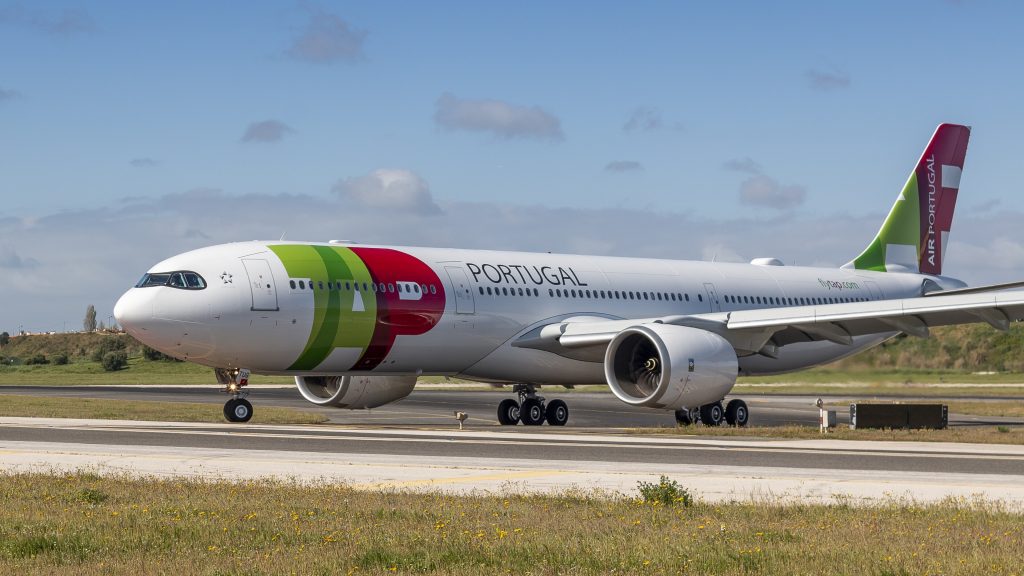 With the continued World Cup fever in effect, let's take a look at who the main airlines are for each of the national teams in the FIFA World Cup 2026. 