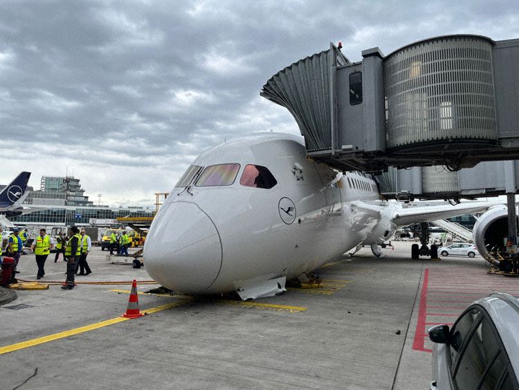 Lufthansa Boeing 787 Bound for Los Angeles Suffers Nose Gear Collapse at Frankfurt Airport
