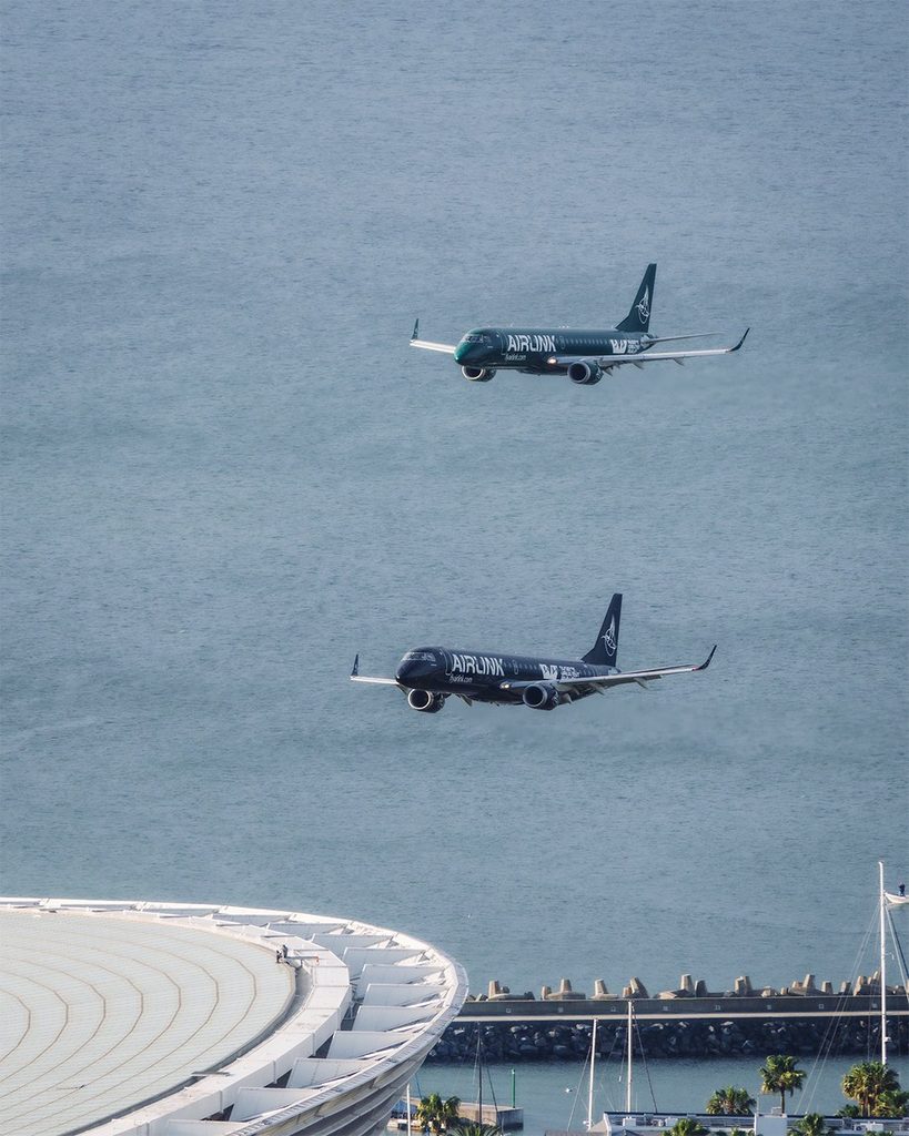 Cape Town low-pass from Airlink Embraers. 