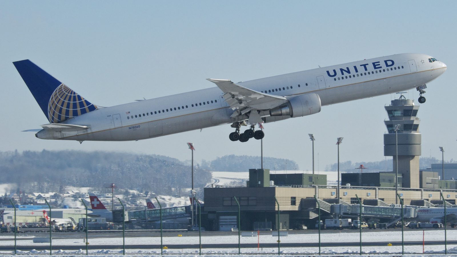 United Airlines 767 Venice-Newark Declares Emergency