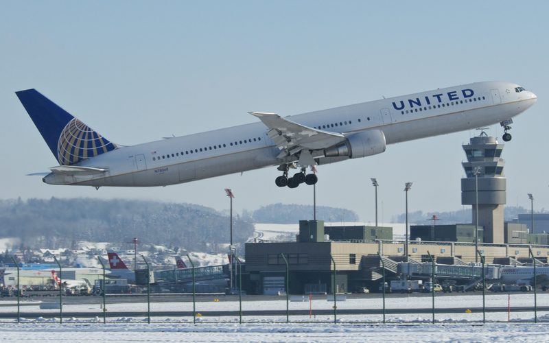 United Airlines 767 Venice-Newark Declares Emergency