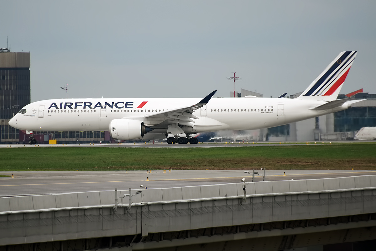 An Air France A350 diverted to Brest after an unusual cockpit odour on flight AF436 from Paris to Bogota. Passengers reached Colombia a day later.