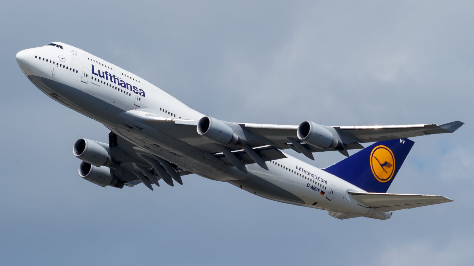 A Lufthansa Boeing 747-400 bound for Toronto diverted to Manchester on 26 September after a burning odour and reports of smoke in the cabin.