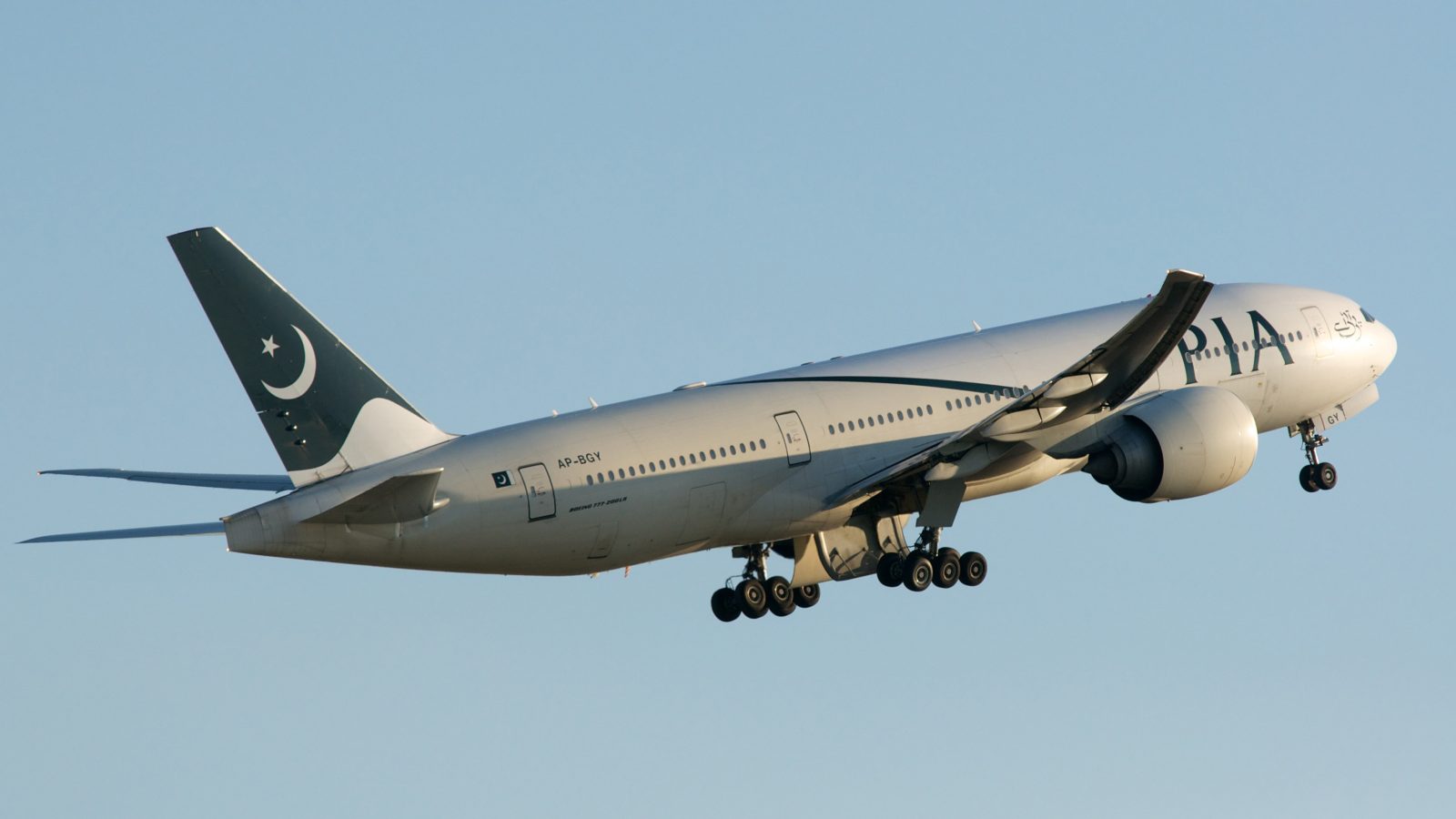 In the last few moments, a PIA Boeing 777 operating a flight from Islamabad has declared an emergency around 30 minutes away from Manchester.