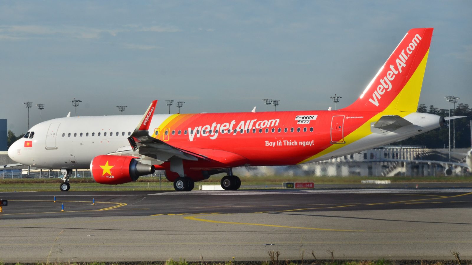A VietJet Air A320 diverted to Chennai after an engine failure at FL340 over the Bay of Bengal. Flight VJ1875 landed safely at 22:27 local time.
