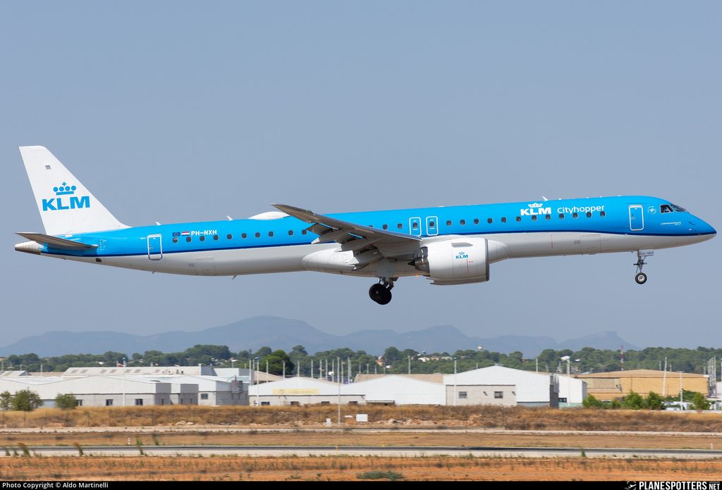 KLM Cityhopper flight KL1531 returned to Amsterdam after a rudder failure, landing safely on runway 24 before a replacement completed the Valencia leg.