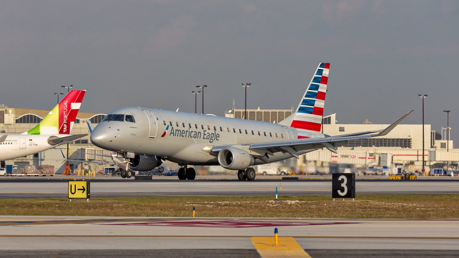 American Airlines E175: 02092017_Republic Airlines_E175_N443YX_KMIA_NASEDIT