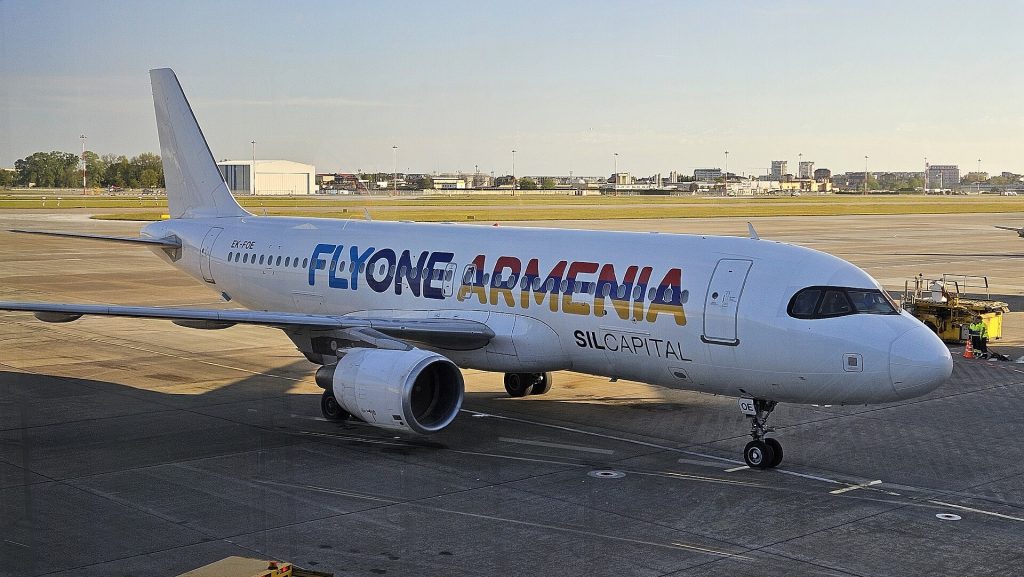 Fly One Armenia: Самолёт в аэропорту Сочи.