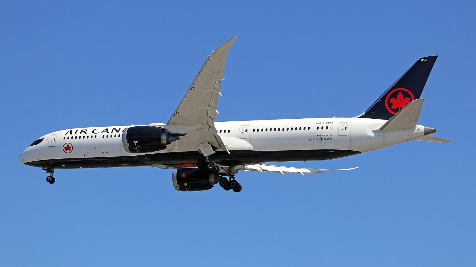 Air Canada B787-9 landing at Toronto Pearson Int'l Airport