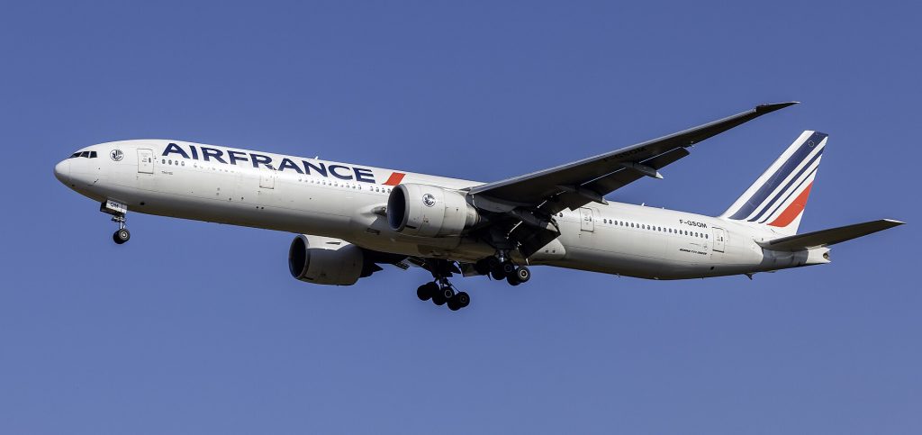 2006 Air France Boeing 777-300ER F-GSQM on final approach at Washington Dulles International Airport, Virginia