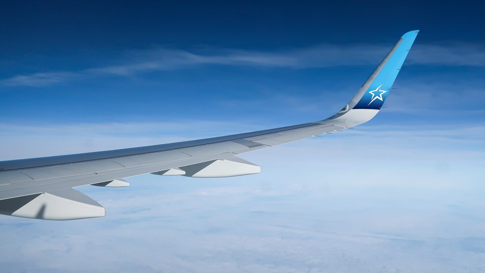 Etihad Airways: Wingview of an Airbus A321LR of Air Transat, registered C-GOIE, enroute London to Toronto.
