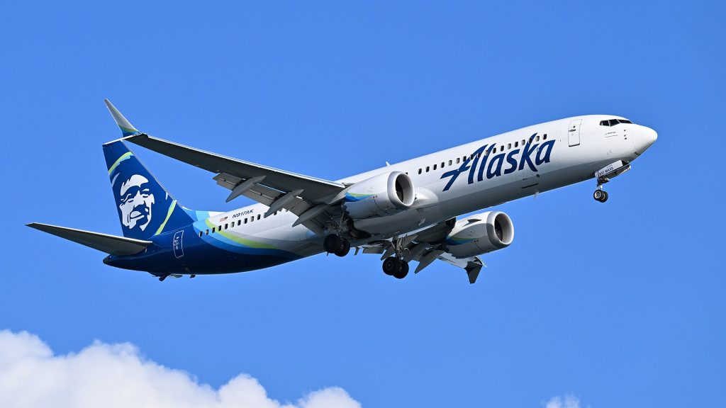 Alaska Airlines Boeing 737-9 MAX N917AK, operating flight 219 from Seattle, makes its final approach to runway