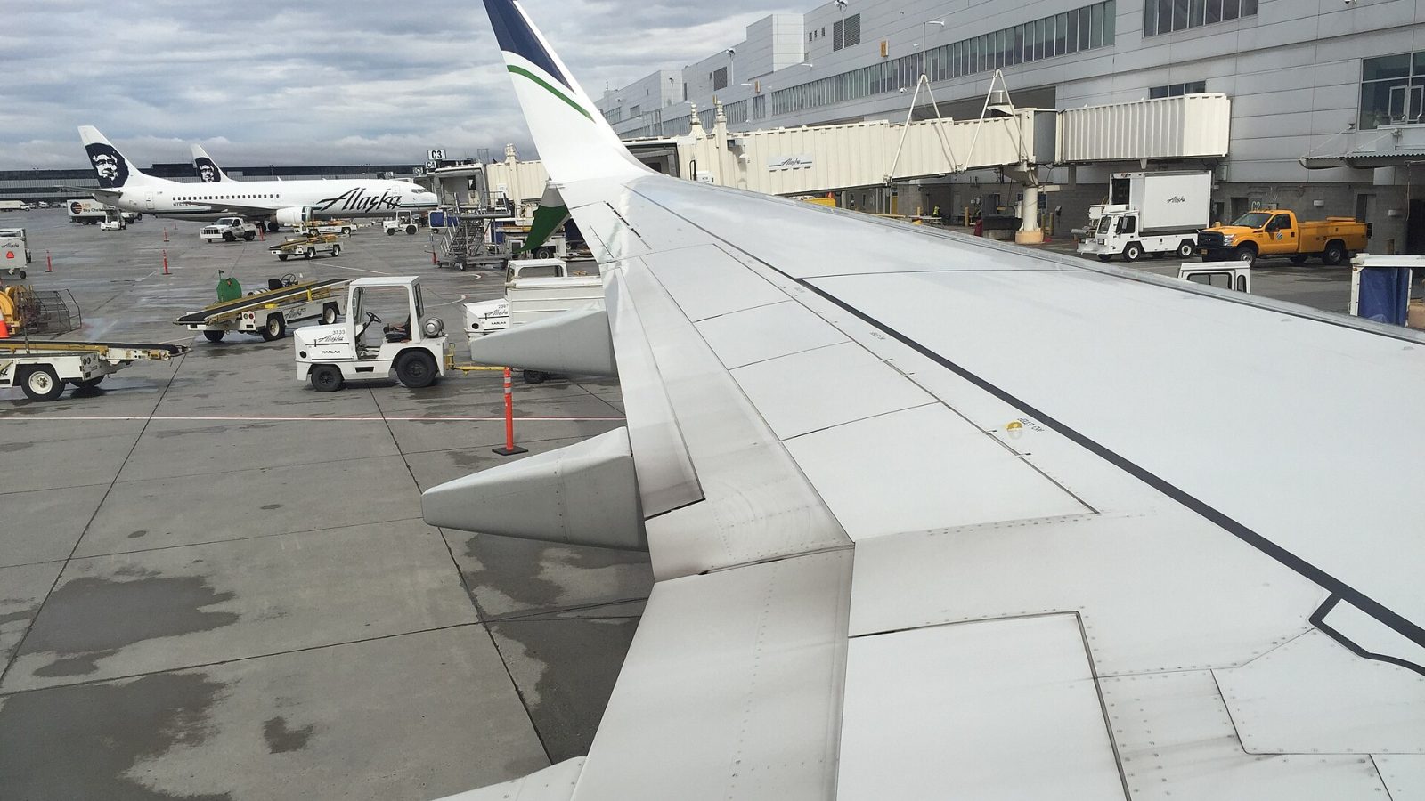 Alaska and Hawaiian Airlines Suites Dining Gets a Chef-Led Overhaul