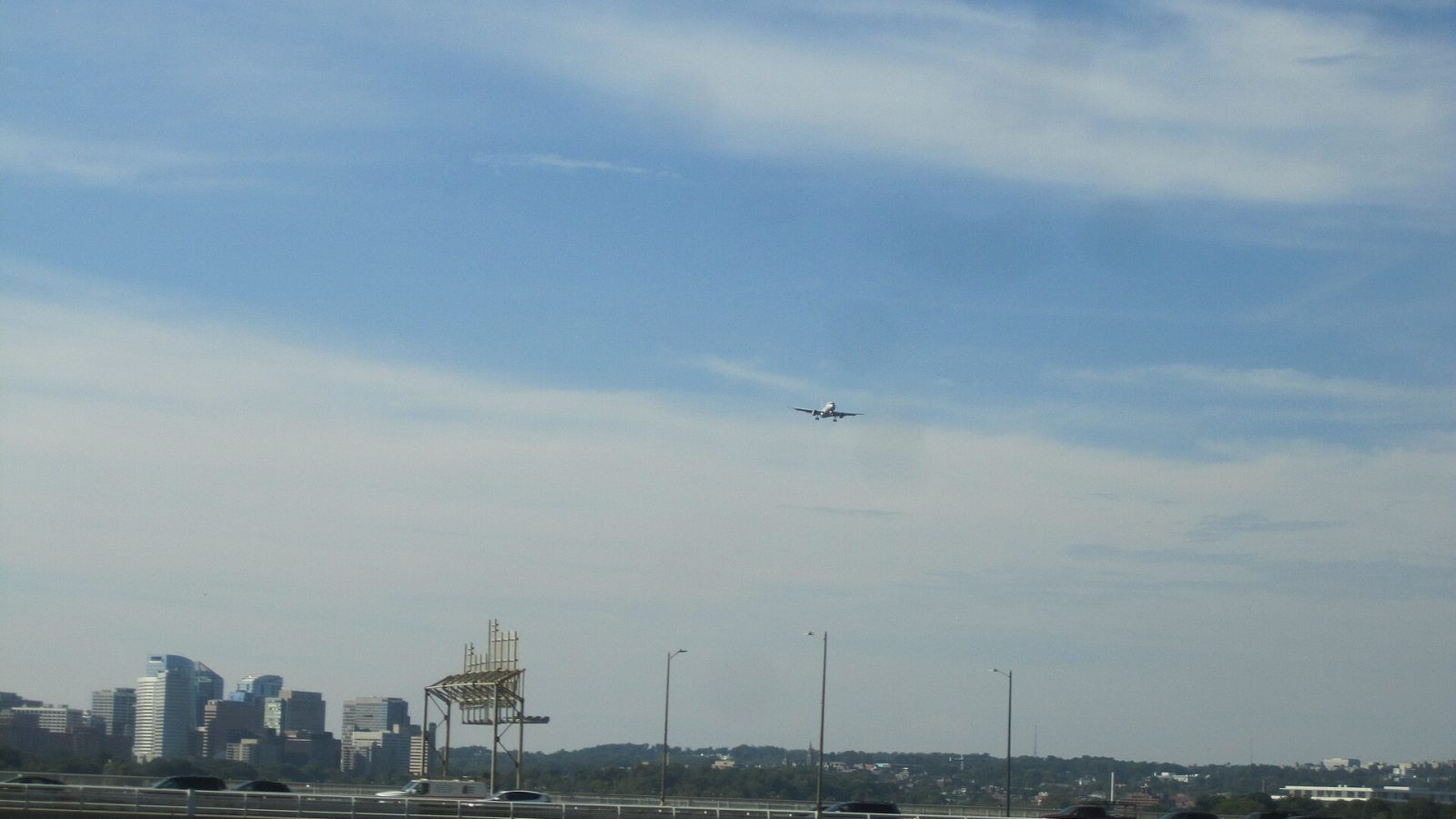 American Airlines Admirals Club Charlotte: American Airlines A320 landing at DCA seen from I-395 in Washington, DC.