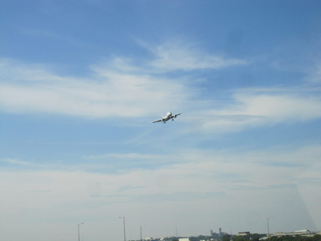 American Airlines Admirals Club Charlotte: American Airlines A320 landing at DCA seen from I-395 in Washington, DC.