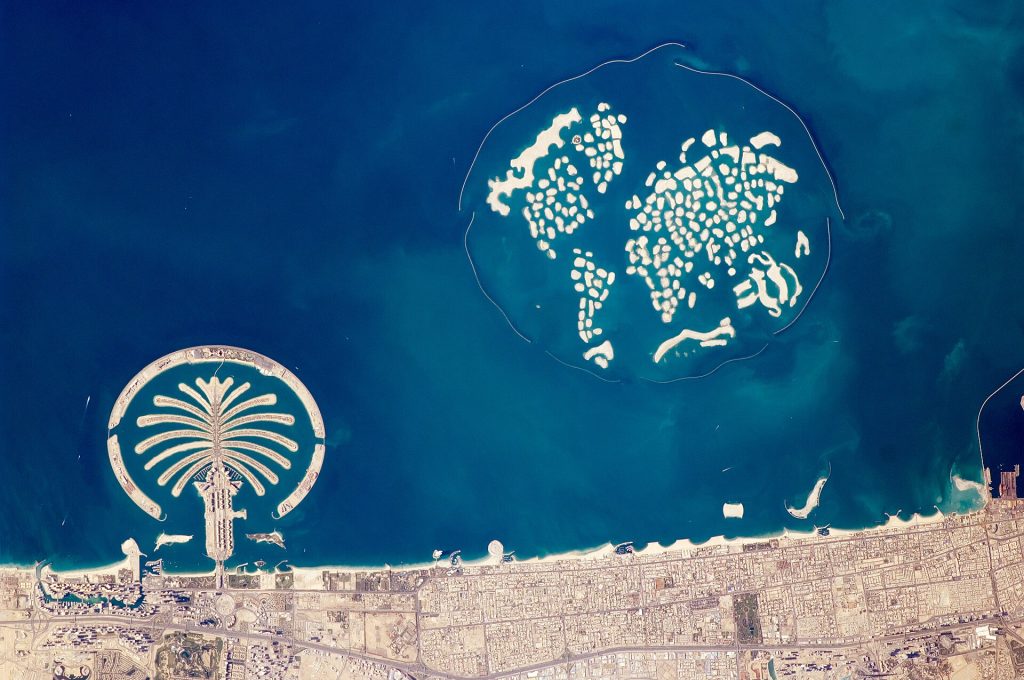 Dubai infrastructure: The municipality of Dubai is the largest city of the Persian Gulf emirate of the same name, and has built a gl
