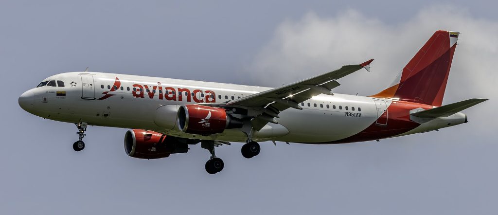 Avianca turbulence: 2008 Avianca Airbus A320-214 N951AV on final approach at Washington Dulles International Airport, Virginia, US