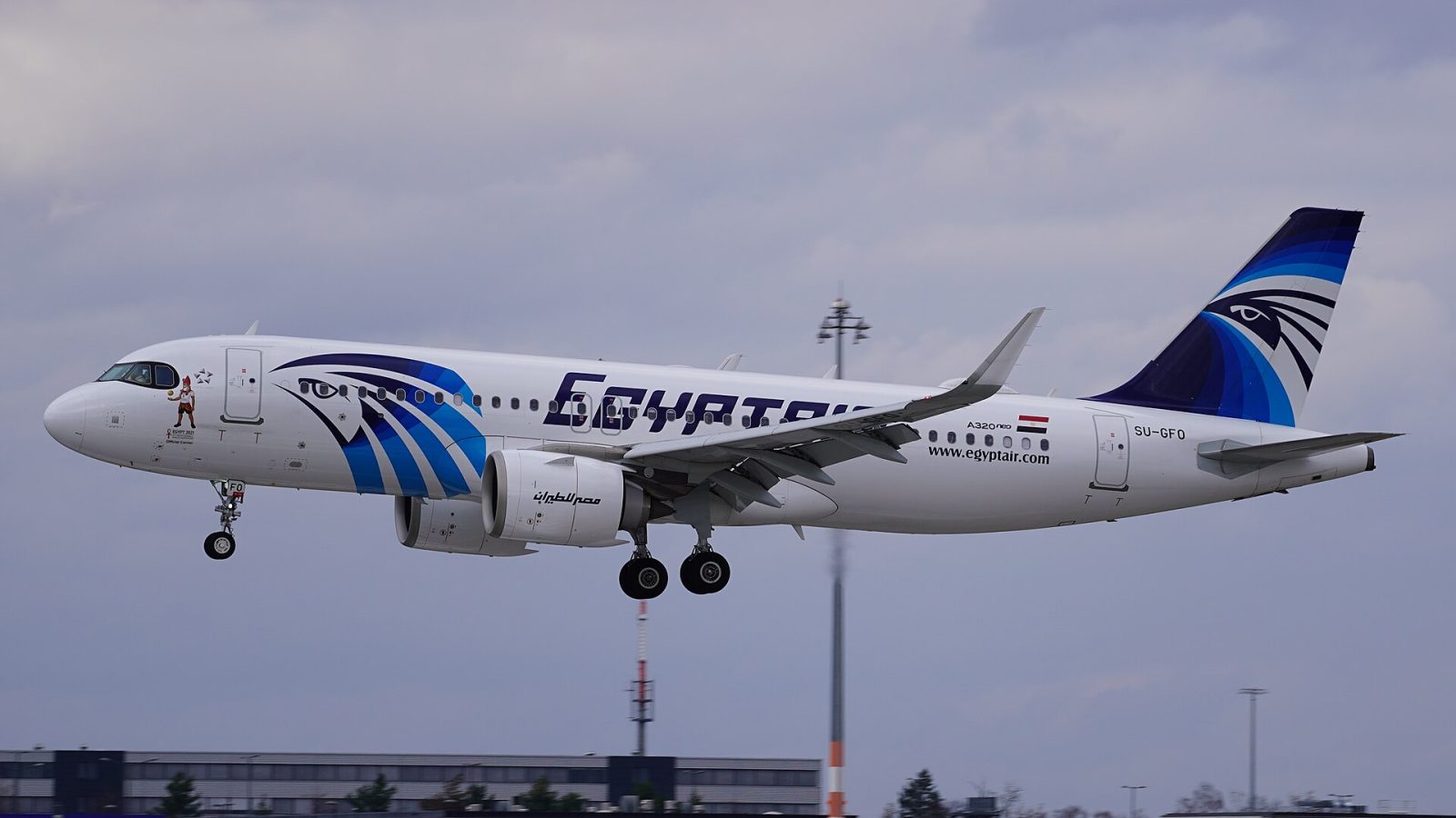 EgyptAir pilot: Der Airbus A320-251N der Fluggesellschaft EgyptAir mit dem Kennzeichen SU-GFO im Landeanflug auf die Bahn 25L