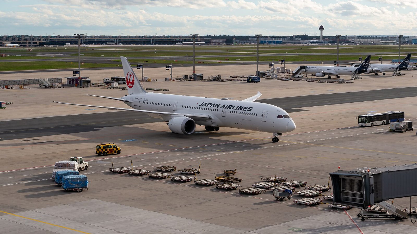 Southwest Airlines: JAL Boeing 787-9 (JA881J) at Terminal 2, Frankfurt Airport 