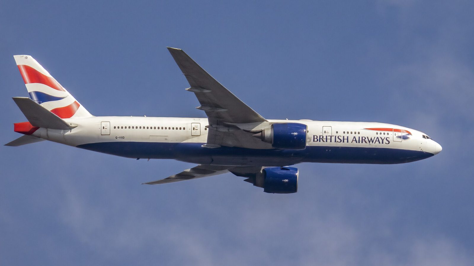 BA295 emergency descent: 1997 British Airways Boeing 777-263ER G-VIIF approaching Washington Dulles International Airport, seen from Ma