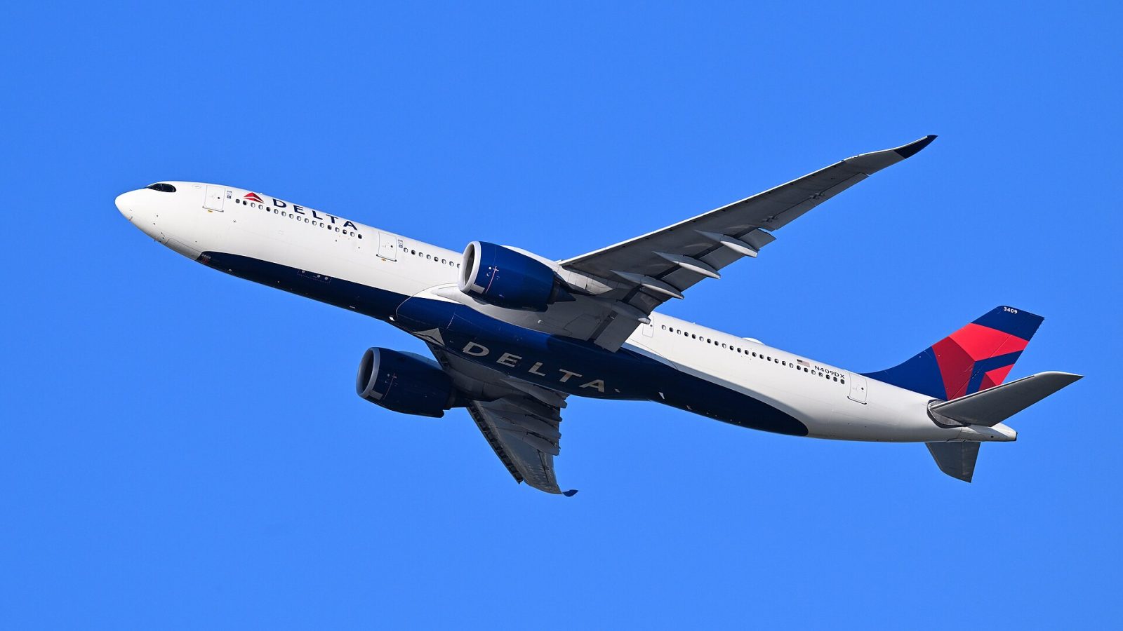 Delta Flight 234: Delta Air Lines Airbus A330-900 N409DX, operating flight 62 to Madrid, departs Boston from runway 33L.