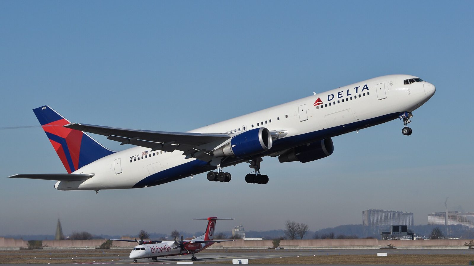 Delta free Wi-Fi: Delta Air Lines Boeing 767-3P6/ER (reg. N1501P, cn 24983/334) taking off at Stuttgart Airport (STR/EDDS).