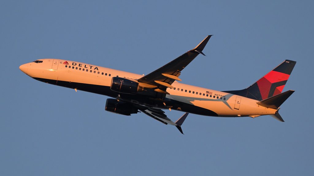 Delta passenger: Delta Air Lines Boeing 737-800 N3740C departs Boston from runway 33L.