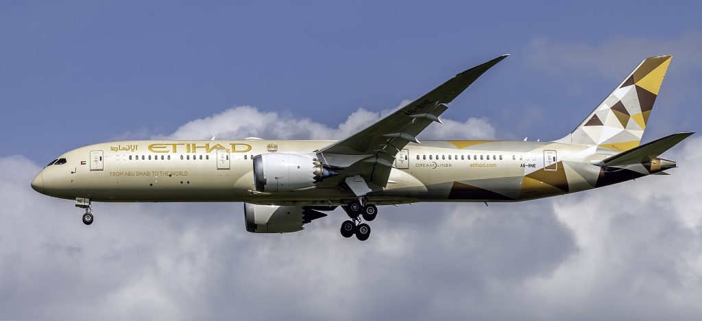 Southwest Airlines: Etihad Airways Boeing 787-9 A6-BNE on final approach at Washington Dulles International Airport, Virginia, USA