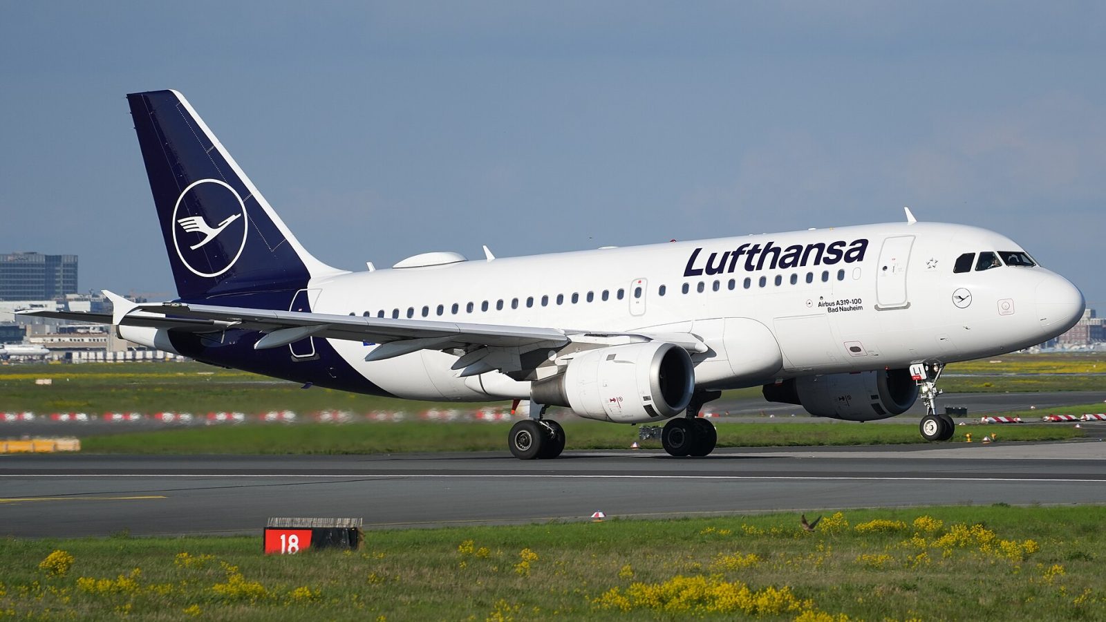 Lufthansa Group: Der Airbus A319-114 der Fluggesellschaft Lufthansa mit dem Kennzeichen D-AILI startet auf der Bahn 18 des Flug