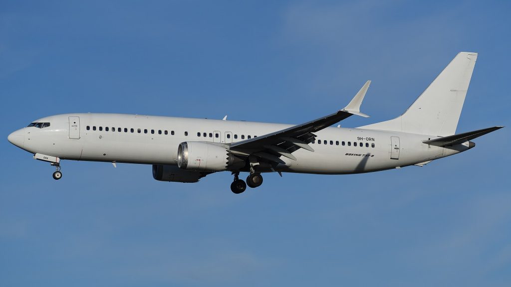 Boeing 737 MAX 10: Die Boeing 737-8 MAX der Fluggesellschaft SmartLynx Airlines Malta mit dem Kennzeichen 9H-ORN im Landeanflug a