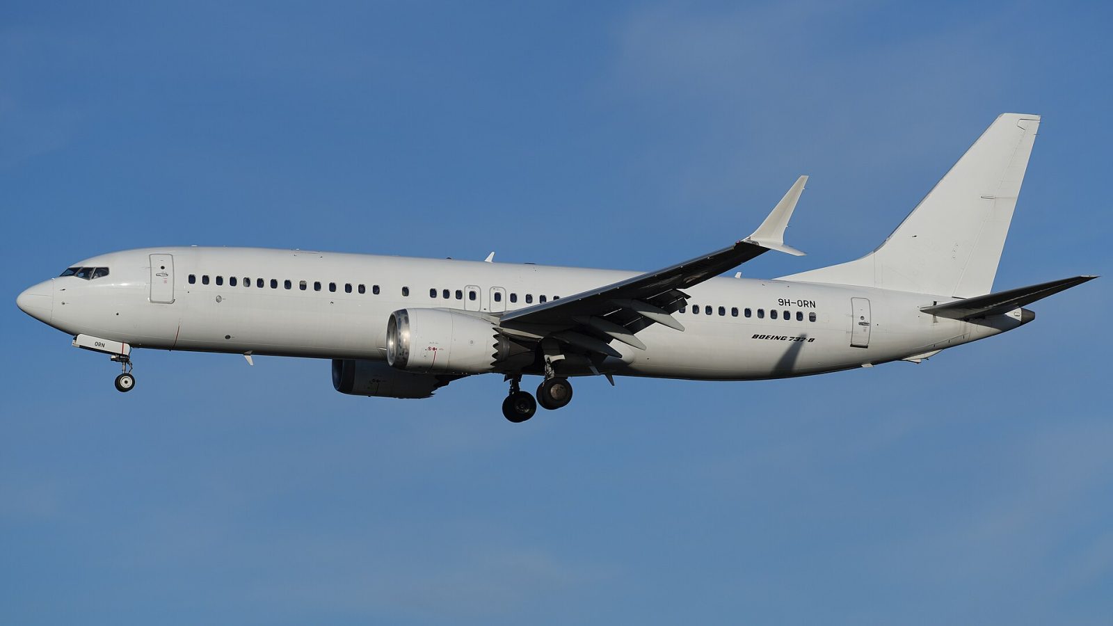 Boeing 737 MAX 10: Die Boeing 737-8 MAX der Fluggesellschaft SmartLynx Airlines Malta mit dem Kennzeichen 9H-ORN im Landeanflug a
