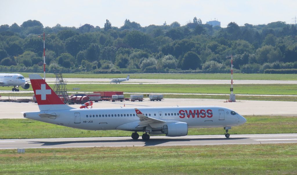 SWISS airBaltic: Swiss Airbus A220-300 (voorheen Bombardier C-serie) HB-JCD (s/n 55013) op Flughafen Hamburg, Duitsland.