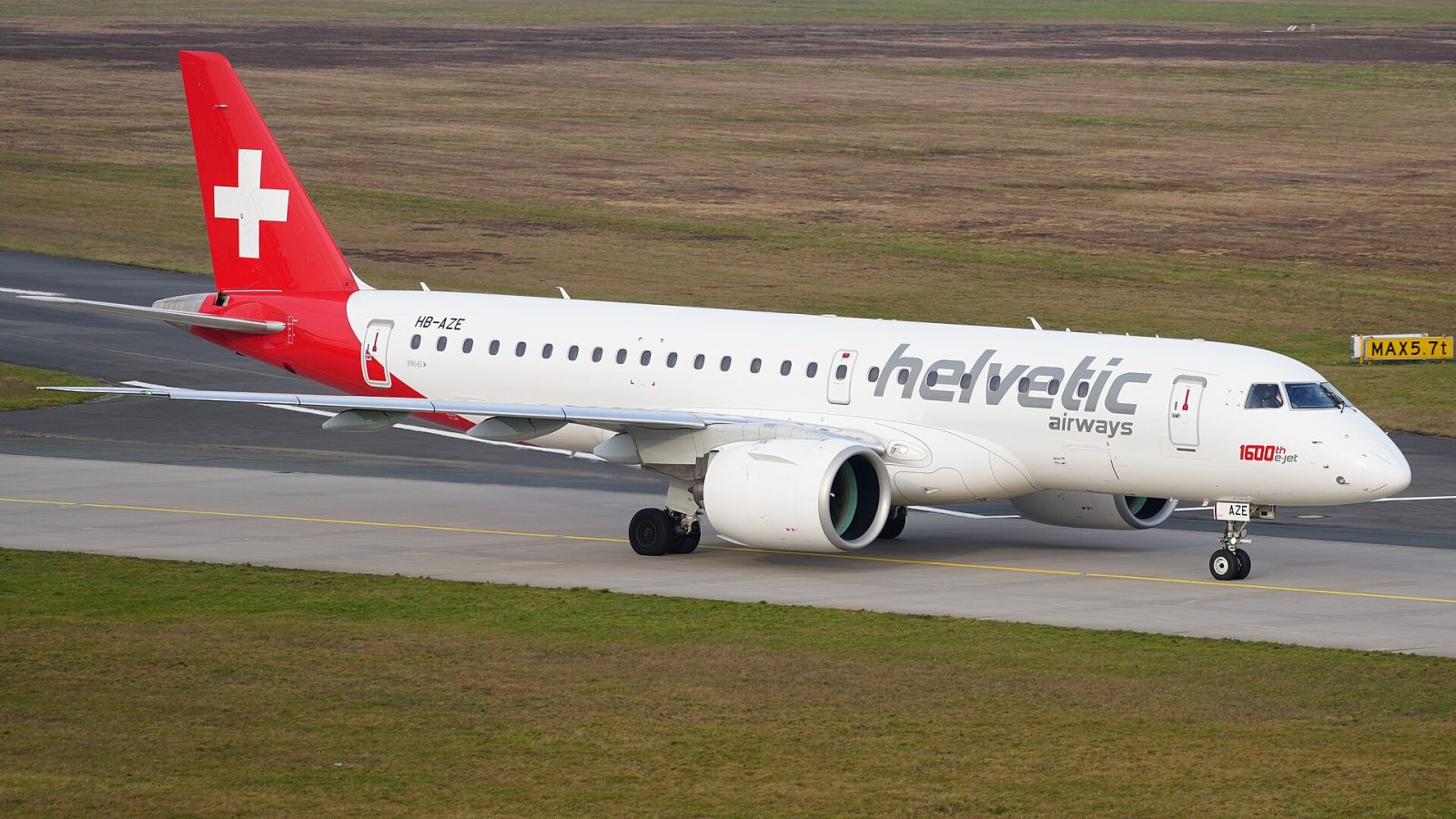 Die Embraer E190-E2 (ERJ-190-300 STD) der Fluggesellschaft Helvetic Airways mit dem Kennzeichen HB-AZE auf dem
