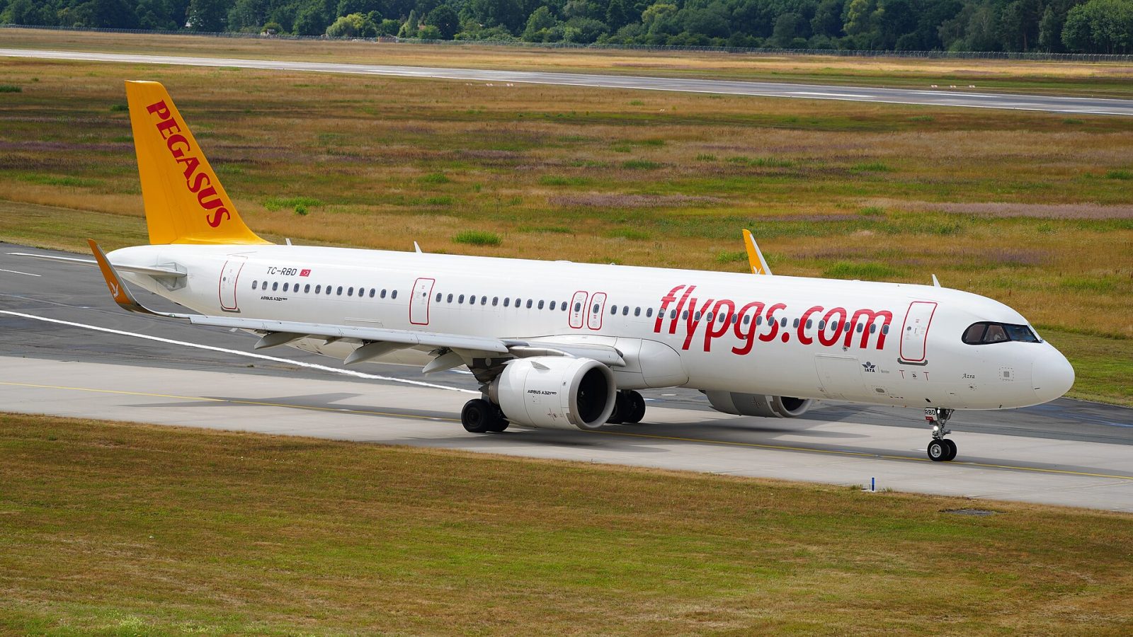 Der Airbus A321-251NX der Fluggesellschaft Pegasus Airlines mit dem Kennzeichen TC-RBD auf dem Flughafen Hanno