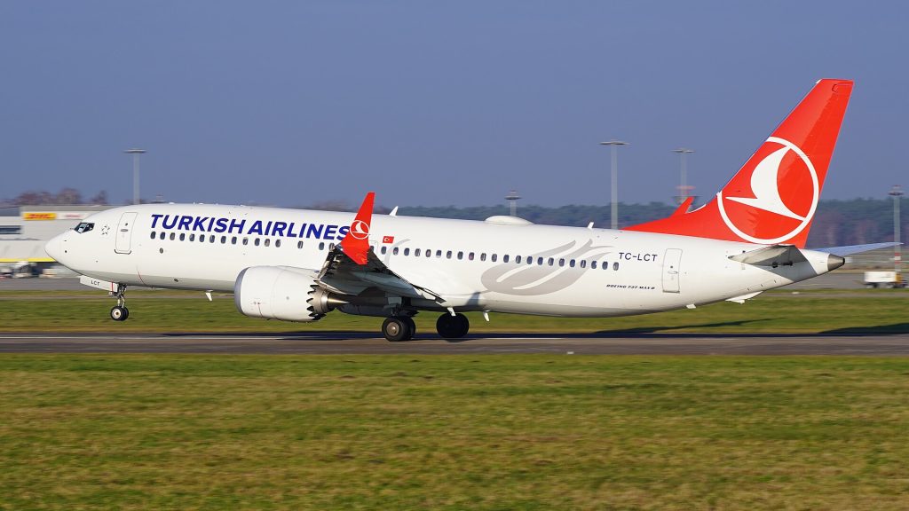 Die Boeing 737-8 MAX der Fluggesellschaft Turkish Airlines mit dem Kennzeichen TC-LCT startet auf dem Flughafe