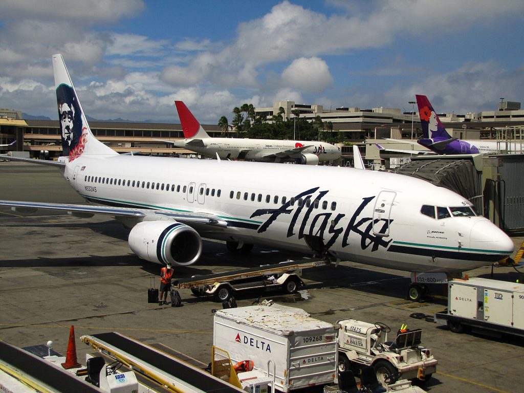 Hawaii airfares: Alaska Airlines Boeing 737-800 Honolulu International Airport