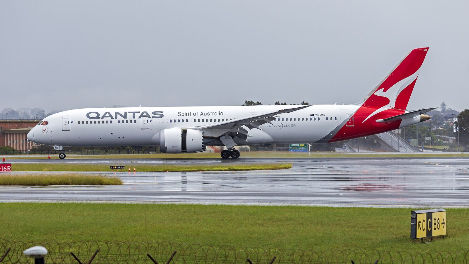 Qantas bedbugs: Qantas (VH-ZNC) Boeing 787-9 Dreamliner at Sydney Airport.
