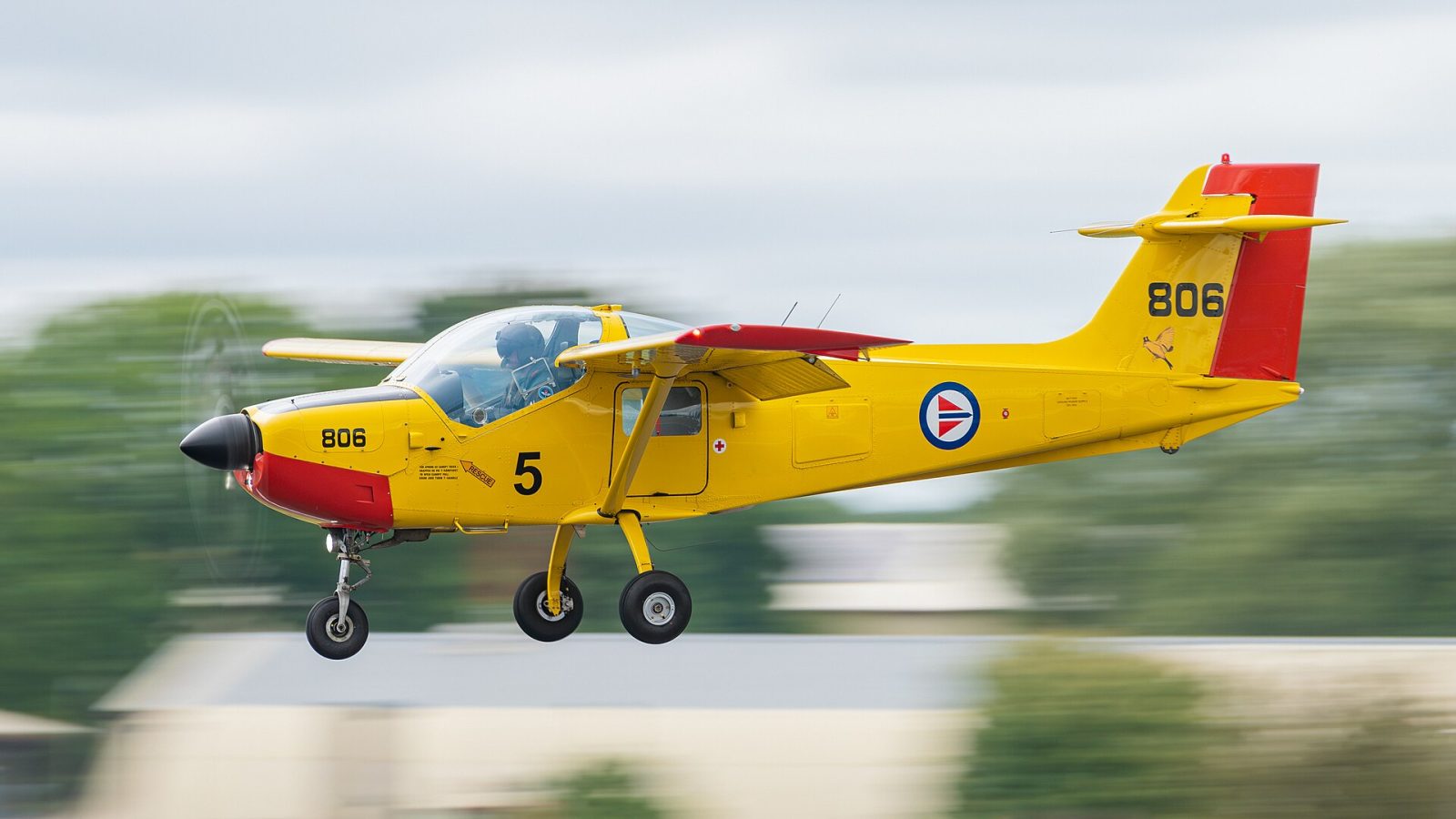 Saab GlobalEye: Royal Norwegian Air Force (RNoAF) Saab MFI-15 Safari (806) of the Yellow Sparrows display team at the Royal In